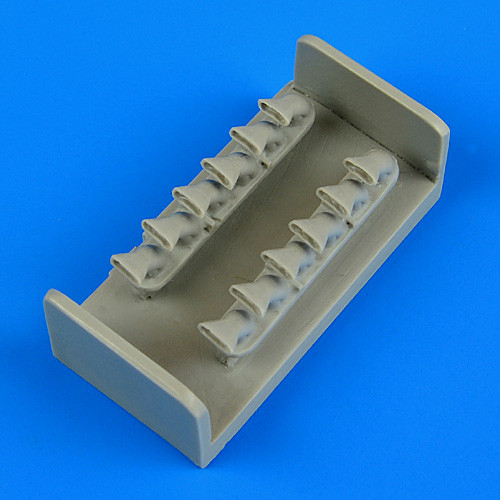 QB48685  P-40M Kitty Hawk exhaust