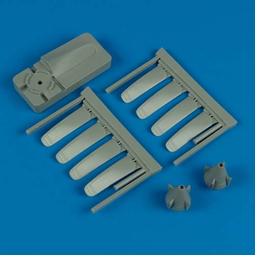 QB72273  E-2C Hawkeye propellers