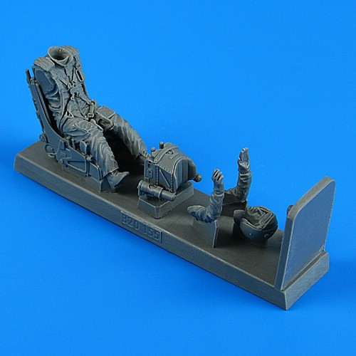 320155 Soviet Pilot with ej. seat for Su-25