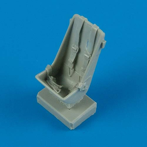 QB48388  Me 163A seat with seatbelts