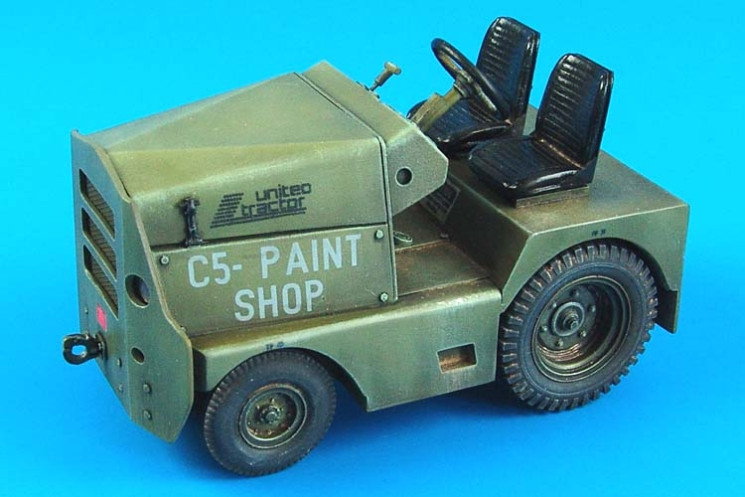 320032  United tractor GC-340/SM340 tow tractor (basic) USAF/US ARMY