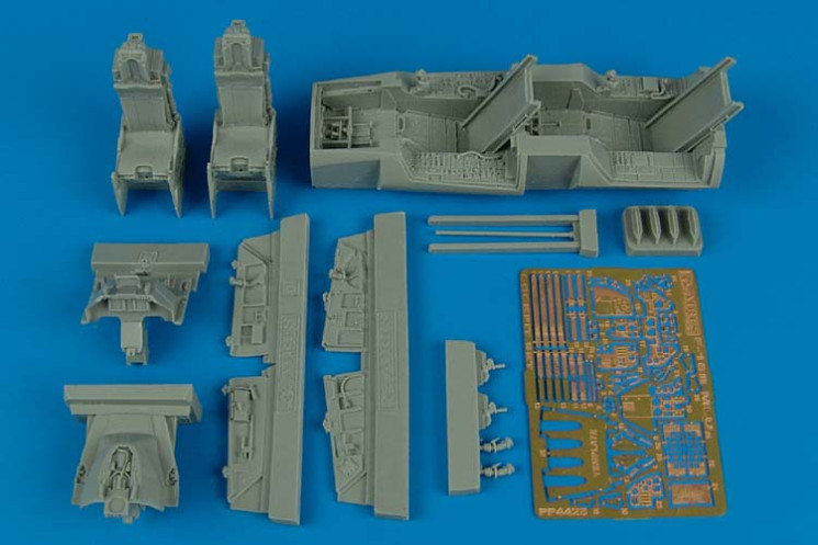 4428  F-16B MLU Fighting Falcon cockpit set