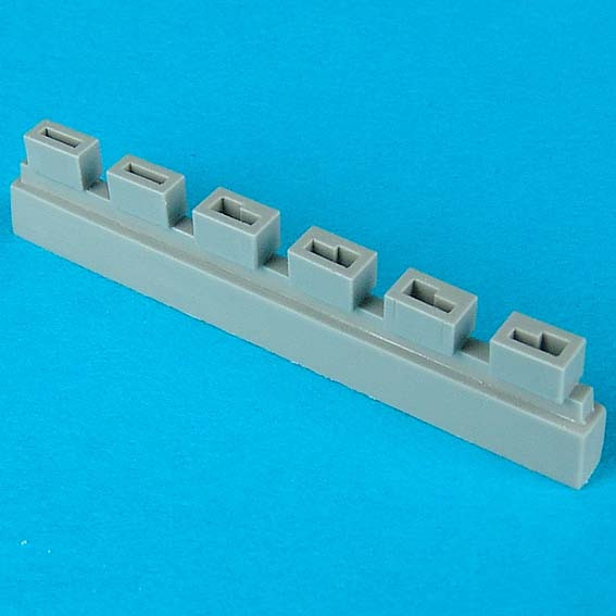 QB48075  Spitfire Mk. IX Empty shell case chute