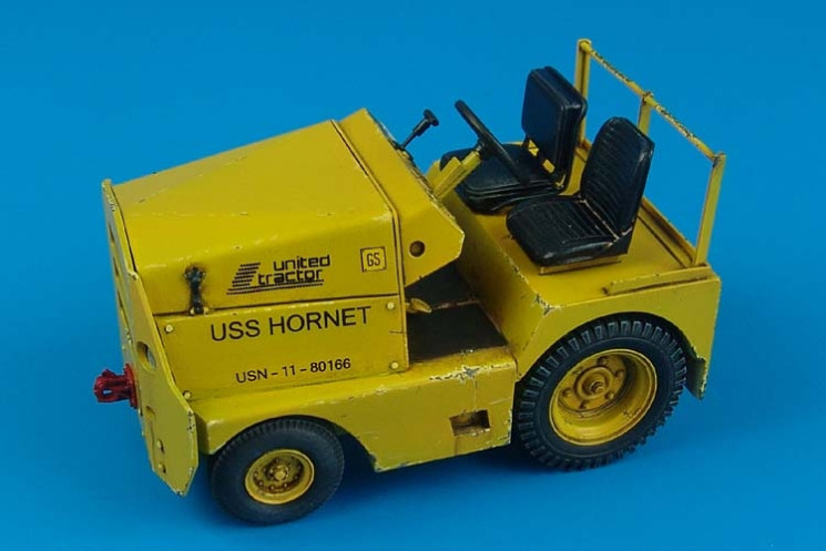 320035  UNITED TRACTOR GC-340/SM340 tow tractor US NAVY/ARMY