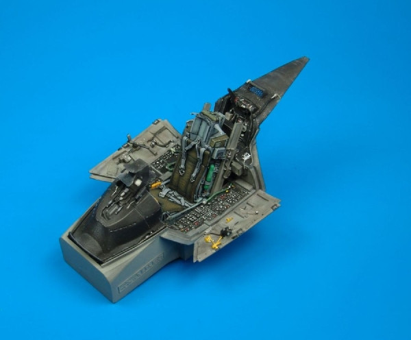 2040  F-16C Fighting Falcon cockpit set