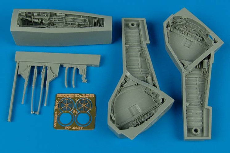 4437  F-105 Thunderchief wheel bays
