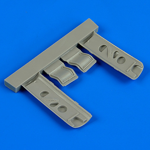QB32160  P-40E Warhawk undercarriage covers