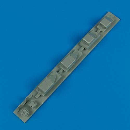 QB32060  F-16A/B Netz chaff/flare dispensers and antennas