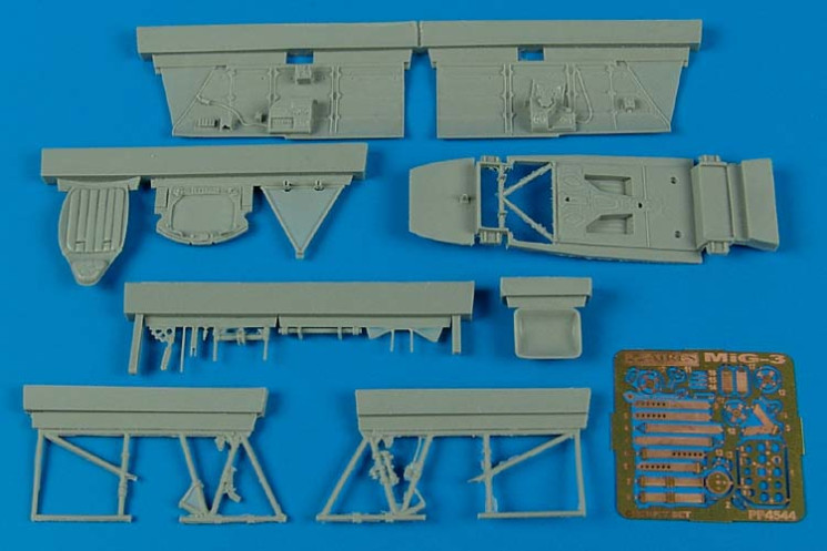 4544  MiG-3 cockpit set