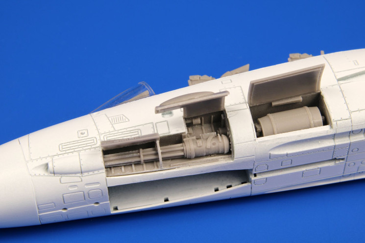7453  F-14A Tomcat  инсталяция левой пушки