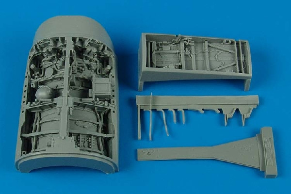 2056  F-16C Fighting Falcon wheel bays