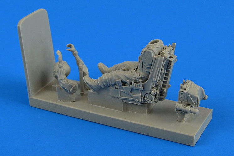 480162  Soviet Pilot with ejection seat for Su-22/Su-25