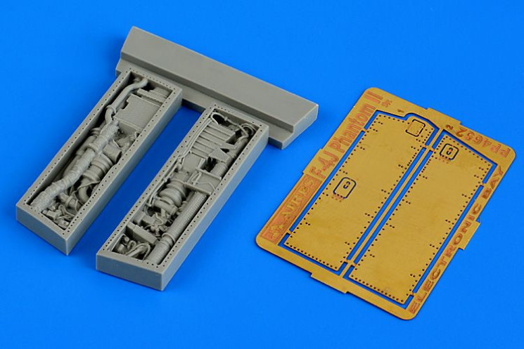 4652  F-4J Phantom II electronic bay - early v.