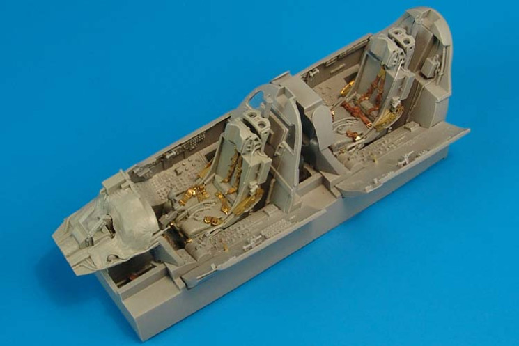2163  F-105G Thunderchief cockpit set