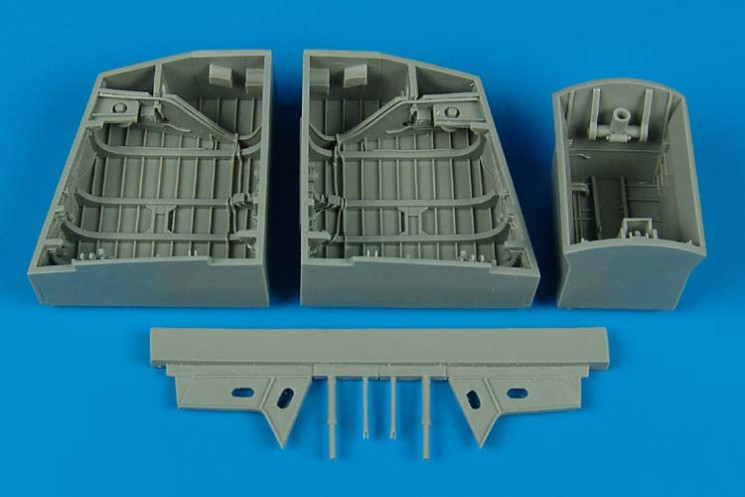 4453  English Electric Canberra wheel bays