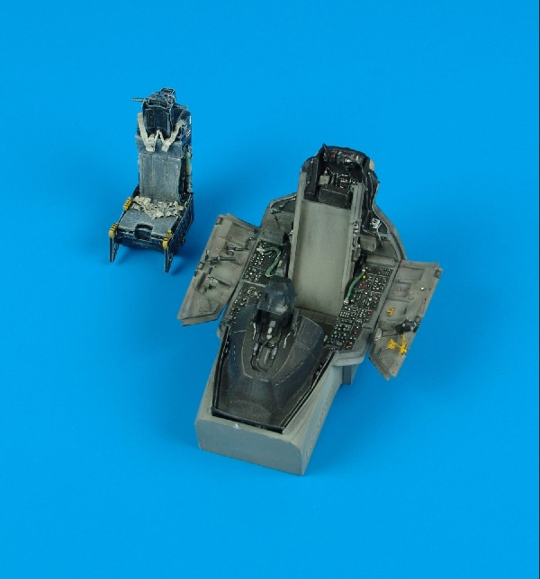 2066  F-16C/CJ Fighting Falcon cockpit set