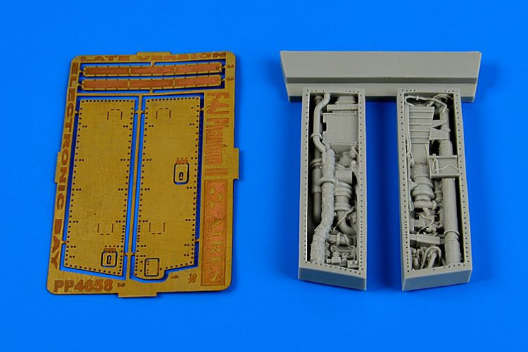 4658  F-4J Phantom II electronic bay - late v.
