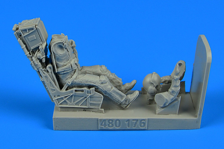 480176  US Navy Fighter/Attack Pilot with ejection seat for F/A-18E/F