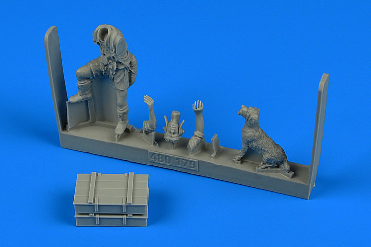 480179  Middle East Allied Pilot WWII with dog