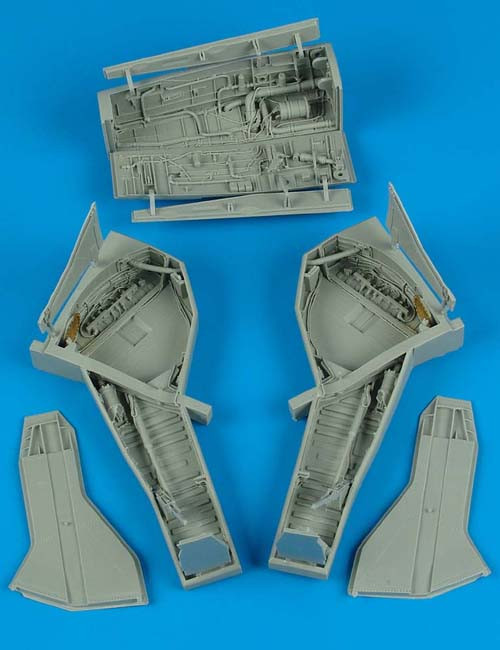 2076  F-105 Thunderchief wheel bays