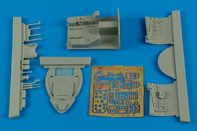 4571  F4U-4 Corsiar cockpit set