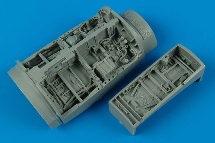 4370  F-16C Fighting Falcon wheel bays