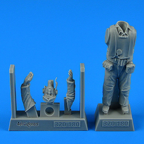 320180 Пилот ВМС США WWII  1/32