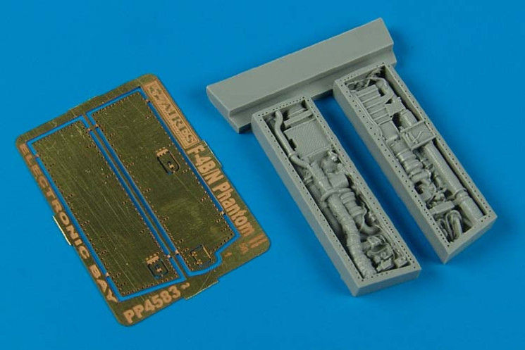 4583  F-4B Phantom II electronic bay