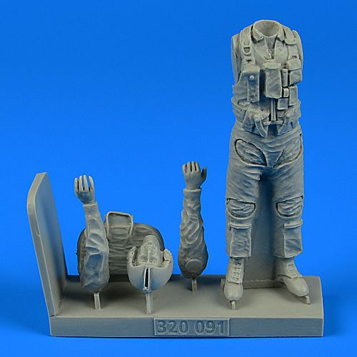 320091  US NAVY Pilot with bag - Vietnam War 1965 - 1973