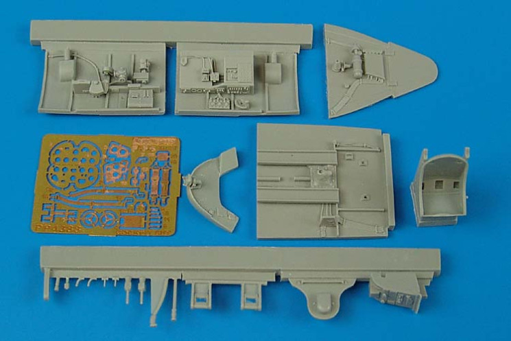 4388  F6F-5 Hellcat cockpit set
