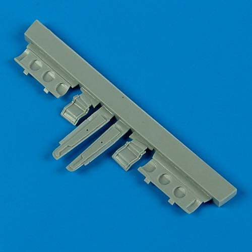 QB48449  P-40 Warhawk undercarriage covers