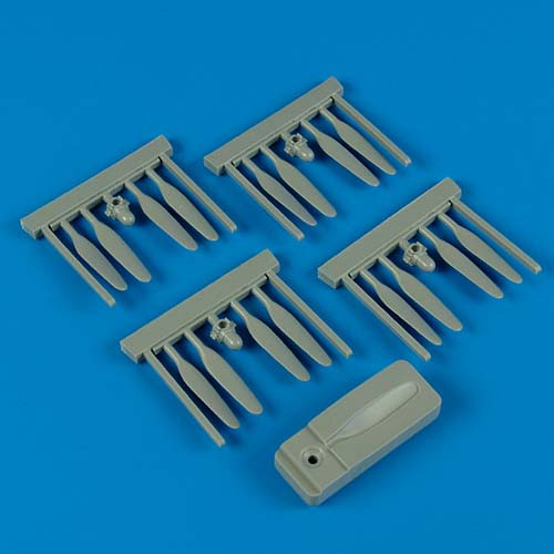 QB72336  B-24 Liberator propellers w/tool