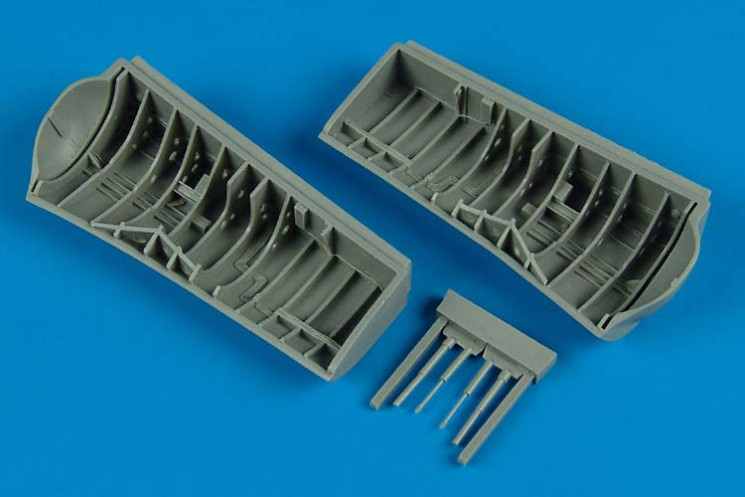 4489  SB2C-1C Helldiver wheel bays