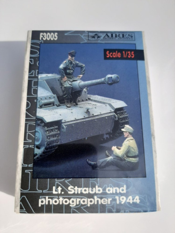 F3005 Lt. Straub and photographer 1945