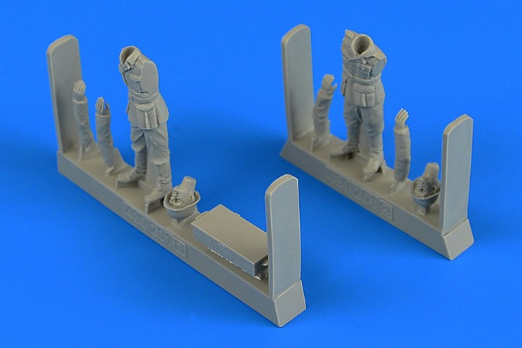 480201 WWII German Soldiers with ammunition box