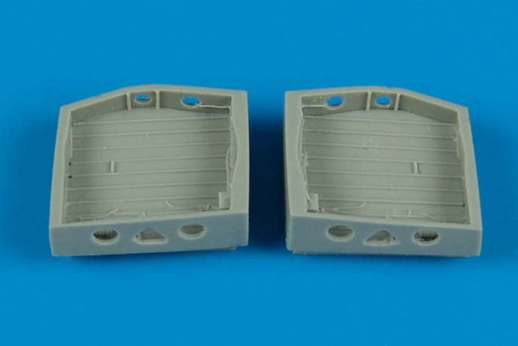 7253  P-40 wheel bays