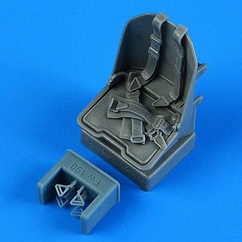 QB32333 Крісло Fw 190A/F/D з ременями безпеки. 1/32