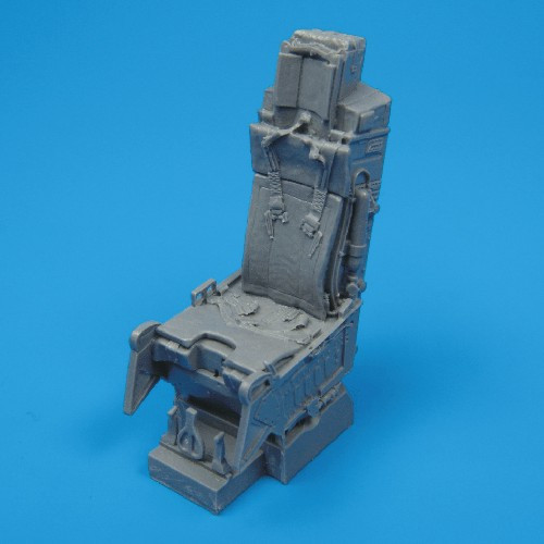 QB32003  F-15 Eagle ejection seat with safety belts