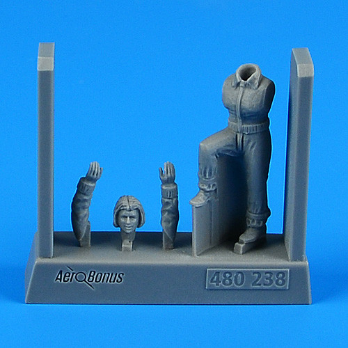 480238 Российская женщина-пилот 1/48