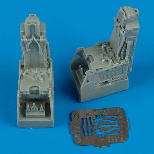 QB72142  F-15E Strike Eagle ejection seats with safety belts