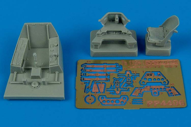4406  Ta 152H-1 cockpit set