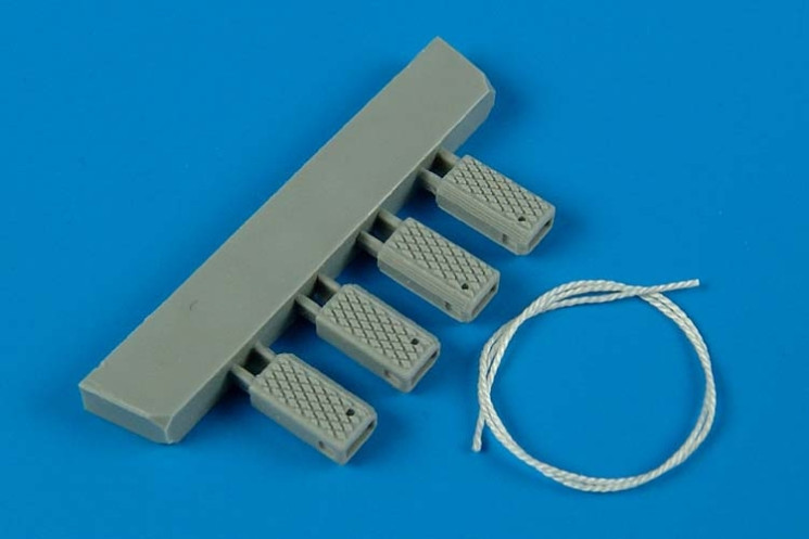 148006  Universal Navy Wheel Chock with Nylon Rope - late production