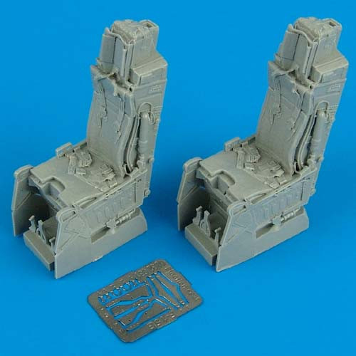 QB32031  F-15E Strike Eagle ejection seats with safety belts