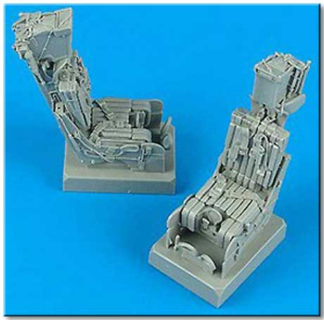 QB32033  F-14A Tomcat ejection seats with safety belts