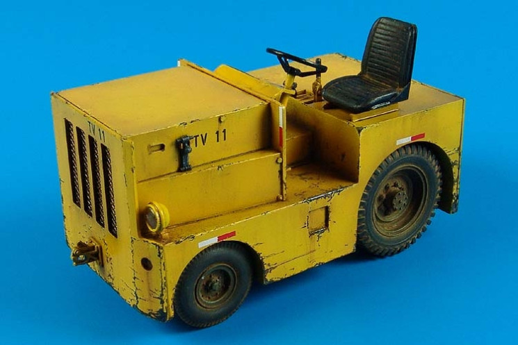 320020  DMC Logan T-40 USAF tow tractor