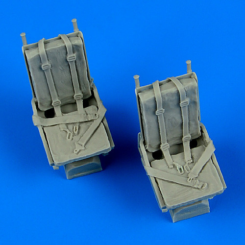 QB48681  B-25 Mitchell seats with safety belts