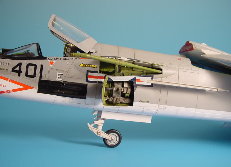 4175  F-8E Crusader gun bay