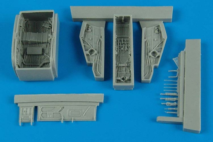 7279  F-100C/D Super Sabre wheel bays